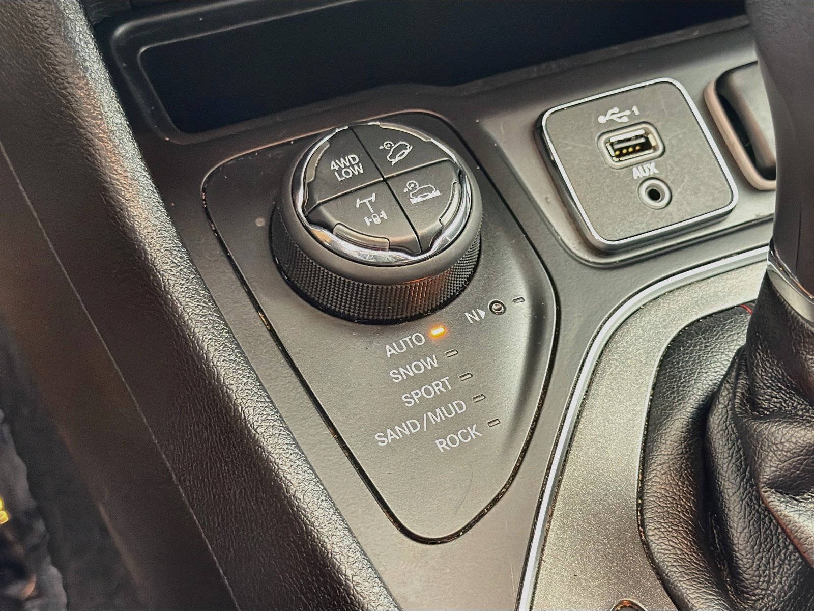 Used 2019 Jeep Cherokee Trailhawk w/ Cold Weather Group AWD/4WD image 18