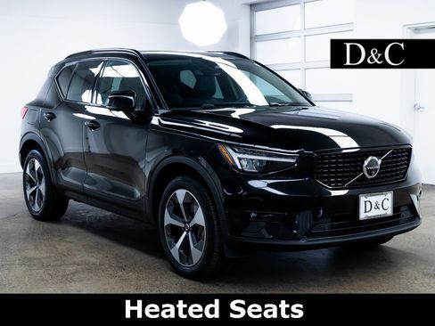 Used 2024 Volvo XC40 B5 Plus image 1