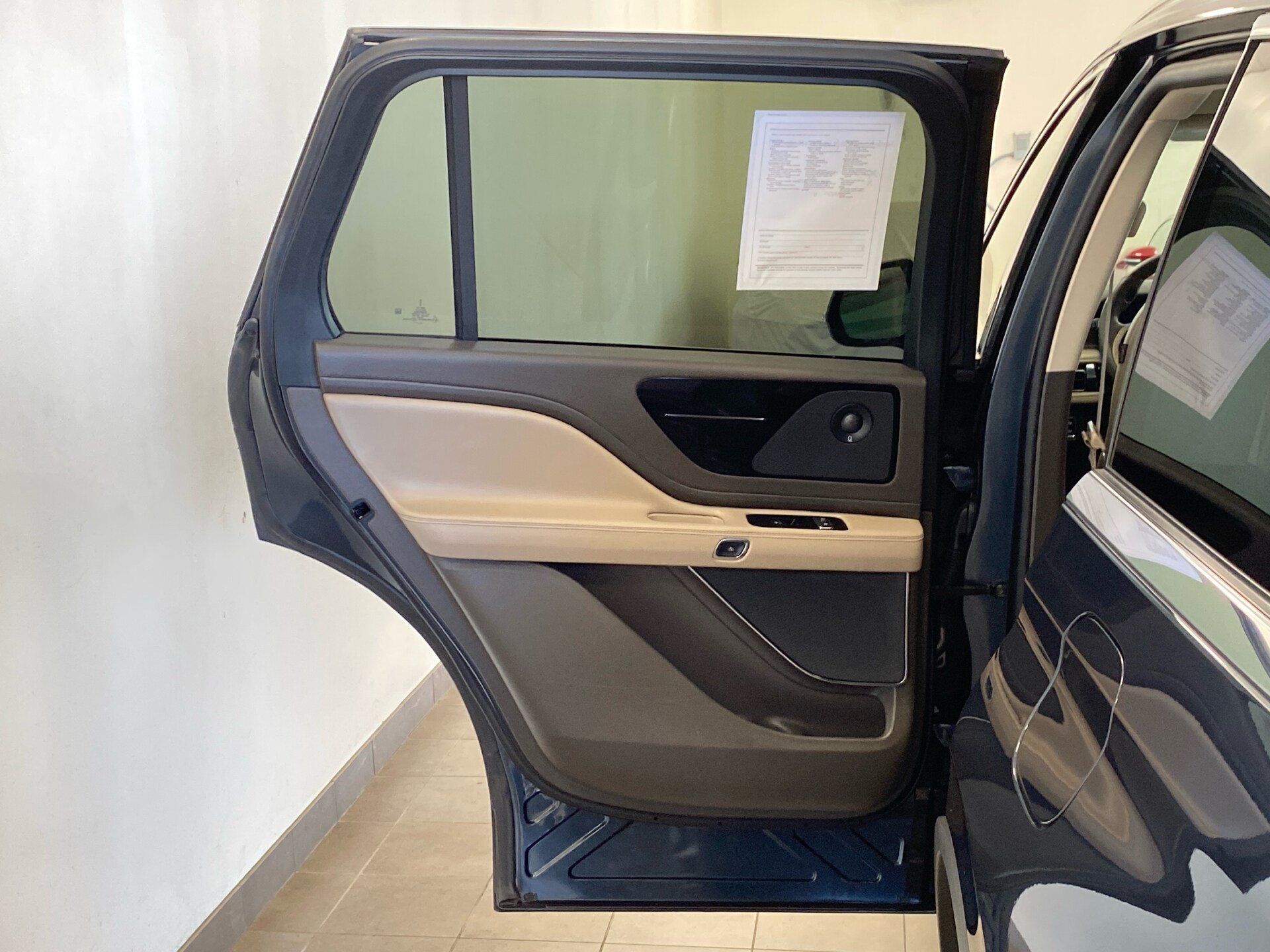 Used 2023 Lincoln Aviator Reserve w/ Equipment Group 201A AWD/4WD image 8