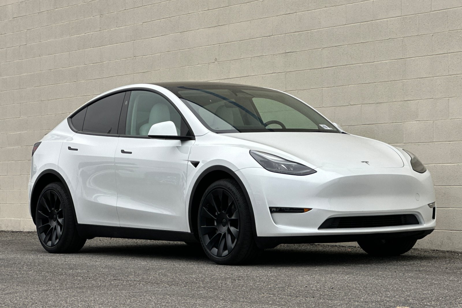 Used 2023 Tesla Model Y Long Range AWD/4WD image 2
