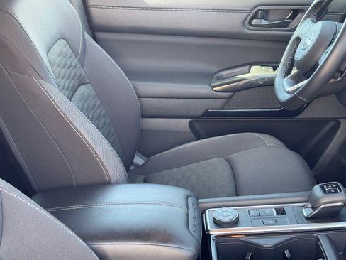 Used 2025 Nissan Pathfinder SV image 10