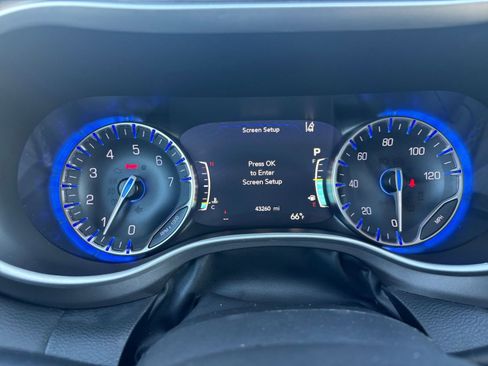 Used 2024 Chrysler Pacifica Touring-L image 41