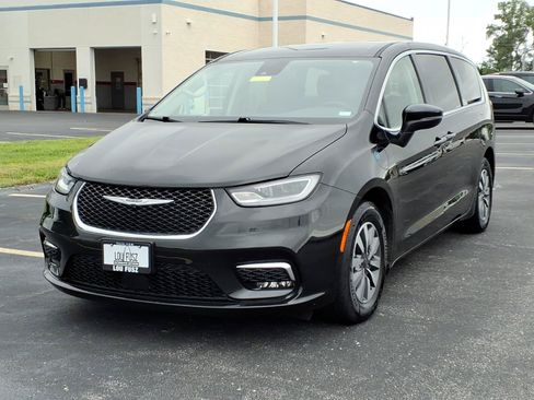 Used 2023 Chrysler Pacifica Touring-L FWD image 2