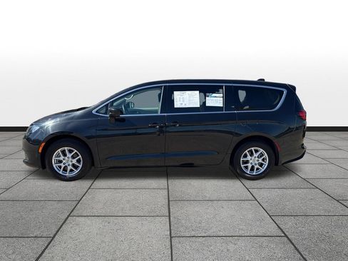 Used 2023 Chrysler Voyager LX FWD image 2