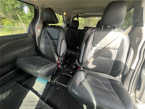 Used 2015 Toyota Sienna SE Premium FWD image 11