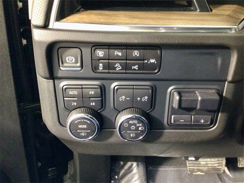 Used 2025 Chevrolet Suburban High Country image 19