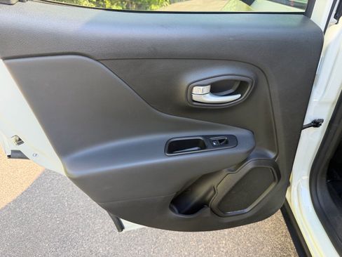 Used 2023 Jeep Renegade Latitude AWD/4WD image 49