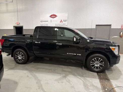 Used 2020 Nissan Titan SV w/ SV Convenience Package AWD/4WD image 2