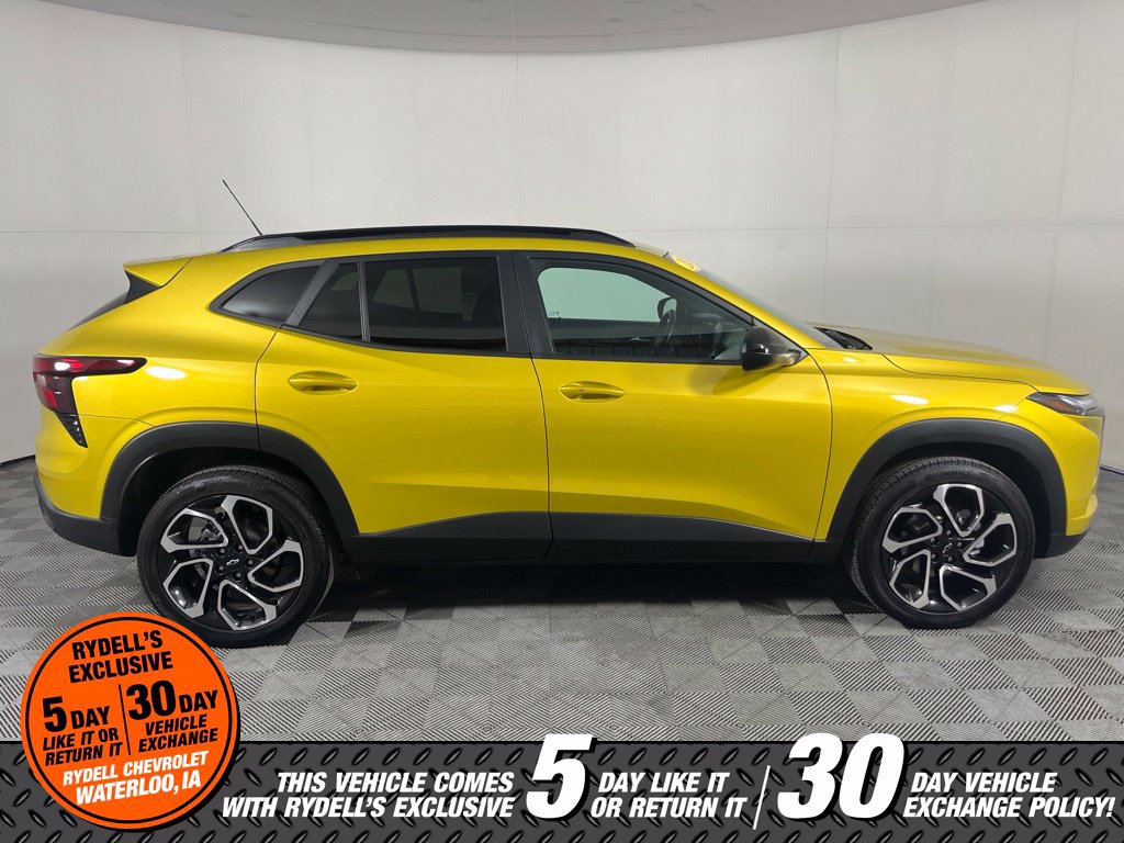 Used 2025 Chevrolet Trax RS w/ Sunroof Package FWD image 3