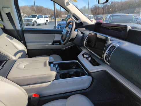 Used 2025 Ford Expedition Active image 10