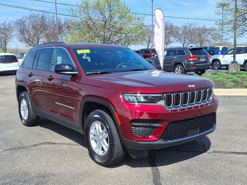 Used 2025 Jeep Grand Cherokee Laredo image 3