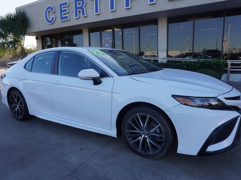 Used 2024 Toyota Camry SE image 1