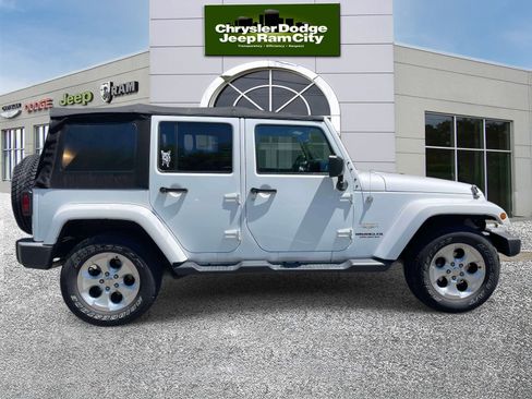 Used 2015 Jeep Wrangler Unlimited Sahara w/ Connectivity Group AWD/4WD image 5