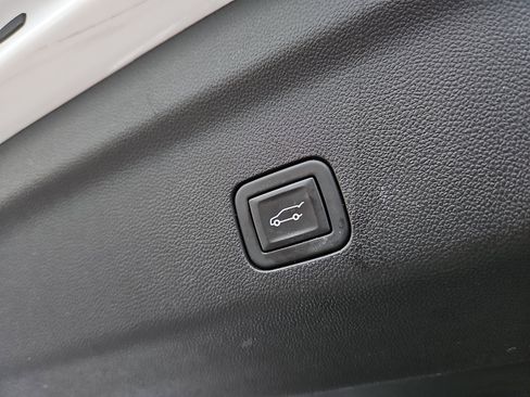 Used 2023 GMC Yukon SLT image 31