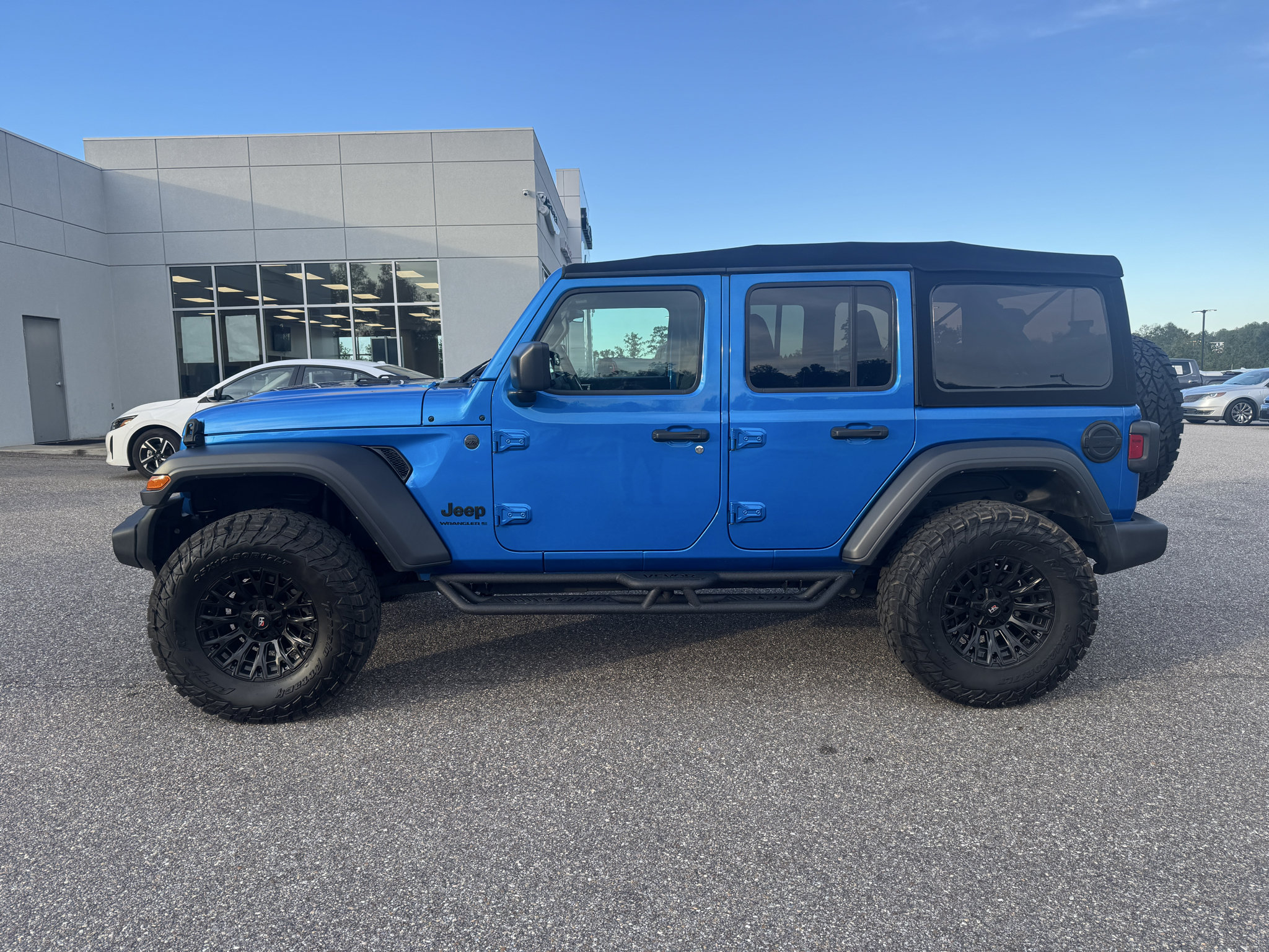 Used 2024 Jeep Wrangler Unlimited Sport AWD/4WD image 2