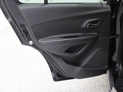 Used 2020 Chevrolet Trax LS FWD image 23