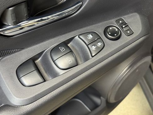 Used 2024 Nissan Kicks SV image 9