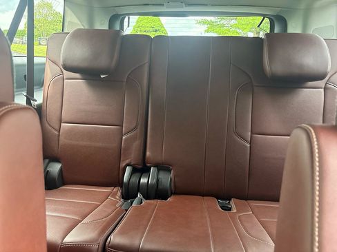 Used 2019 Chevrolet Suburban Premier w/ Premier Plus Edition AWD/4WD image 14