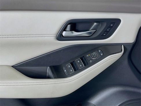 Used 2025 Nissan Rogue SL w/ Tech Package image 19