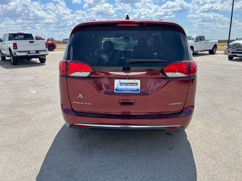 Used 2017 Chrysler Pacifica Limited w/ Advanced Safetytec Group FWD image 4