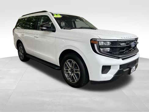 Used 2025 Ford Expedition Active AWD/4WD image 3