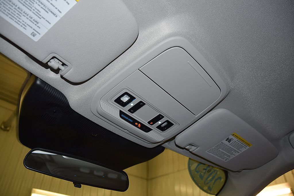 Used 2025 Ford Explorer Active AWD/4WD image 29