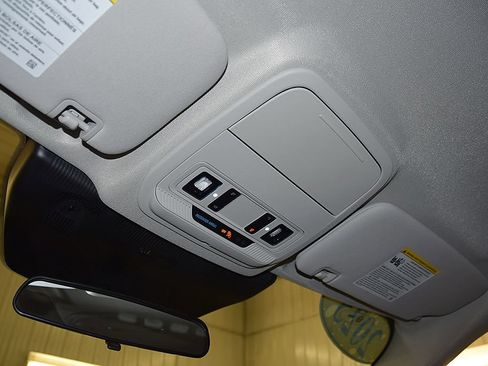 Used 2025 Ford Explorer Active AWD/4WD image 29
