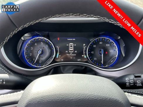 Used 2025 Chrysler Pacifica Select image 19