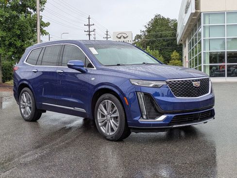 Used 2023 Cadillac XT6 Premium Luxury w/ Technology Package FWD image 2