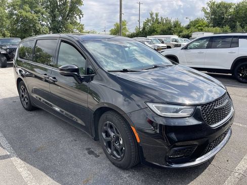 Used 2022 Chrysler Pacifica Touring-L w/ Uconnect Theater Family Group FWD image 14