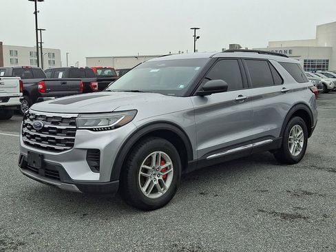 Certified 2025 Ford Explorer Active image 3