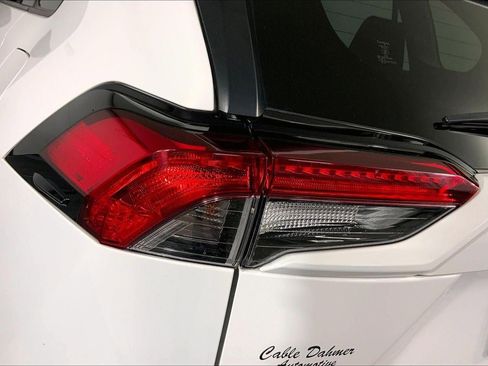 Used 2019 Toyota RAV4 LE w/ Carpet Mat Package image 27