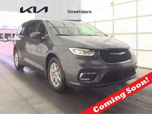 Used 2023 Chrysler Pacifica Touring-L image 1