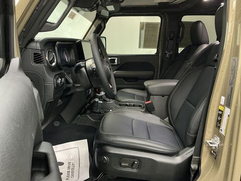 Used 2025 Jeep Gladiator Sport AWD/4WD image 8