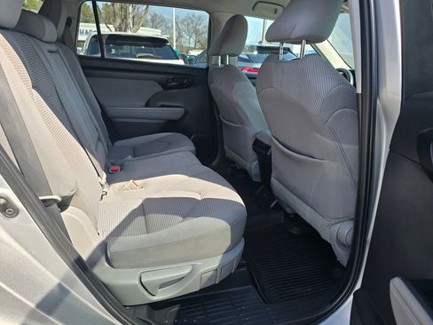 Used 2022 Toyota Highlander LE FWD image 13