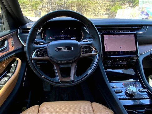 Used 2022 Jeep Grand Cherokee L Summit w/ Luxury Tech Group V AWD/4WD image 5