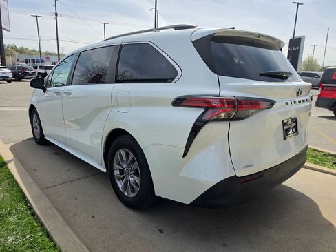 Used 2022 Toyota Sienna XLE w/ XLE Plus Package image 7