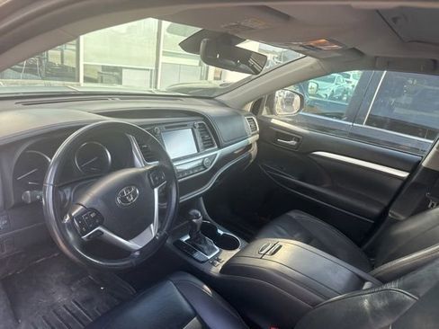 Used 2019 Toyota Highlander XLE FWD image 12