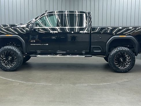 Used 2025 GMC Sierra 3500 Denali image 2