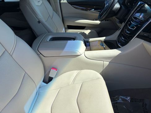 Used 2018 Cadillac Escalade Premium Luxury AWD/4WD image 16