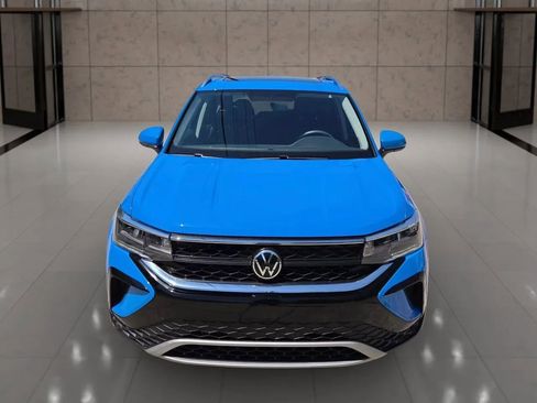 Used 2022 Volkswagen Taos SE w/ Panoramic Sunroof Package FWD image 3
