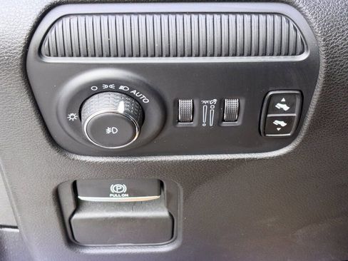 Used 2024 Jeep Wagoneer L Series II RWD image 25