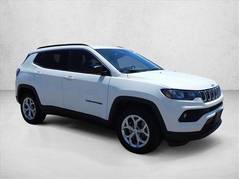 Used 2024 Jeep Compass Latitude AWD/4WD image 3