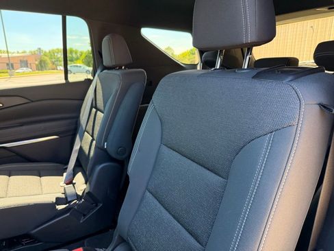 Used 2025 Chevrolet Traverse LT FWD image 21