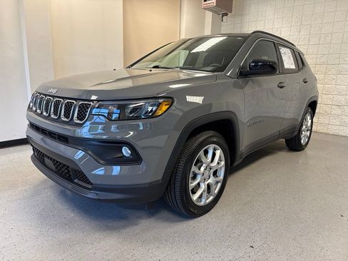 Used 2023 Jeep Compass Latitude AWD/4WD image 2