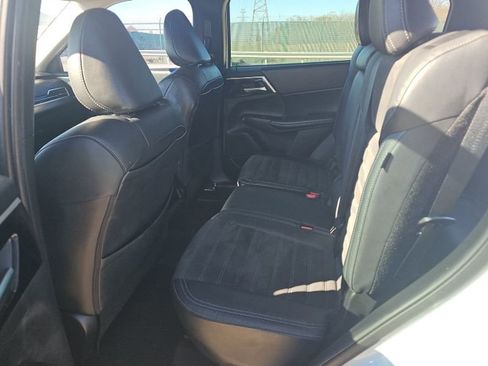 Used 2023 Mitsubishi Outlander SE image 12