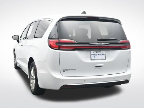 Used 2025 Chrysler Pacifica Select image 9