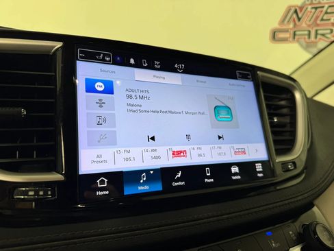 Used 2024 Chrysler Pacifica Touring-L AWD/4WD image 19