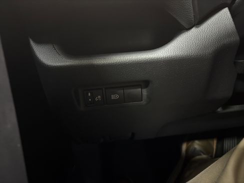 Used 2025 Toyota RAV4 XLE AWD/4WD image 16