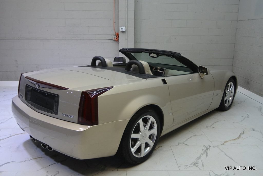 Used 2006 Cadillac XLR RWD image 13